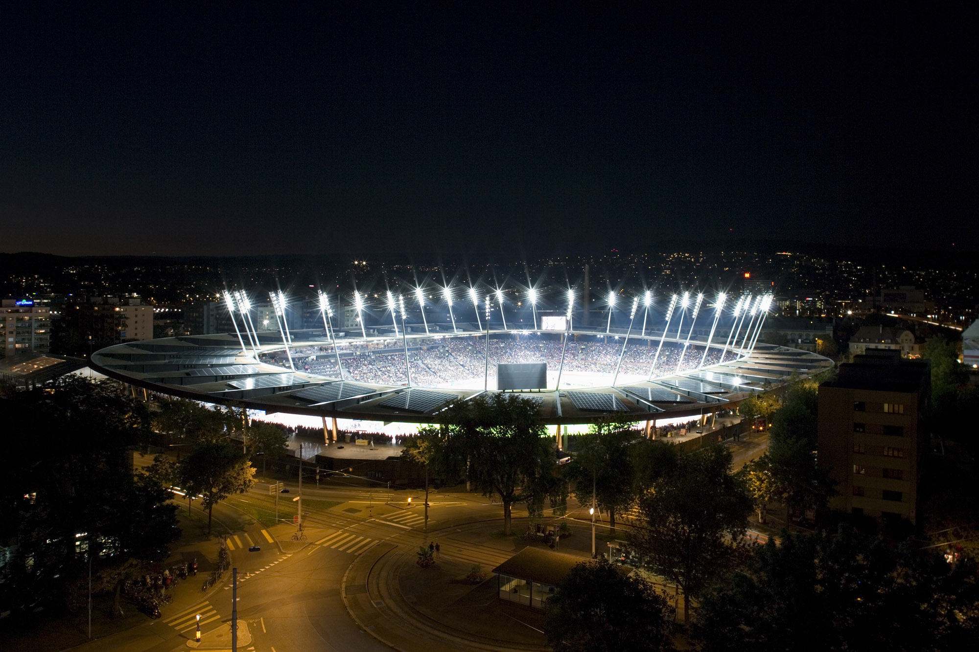 Stadion im Flutlicht (© Yves André, Zürich)
